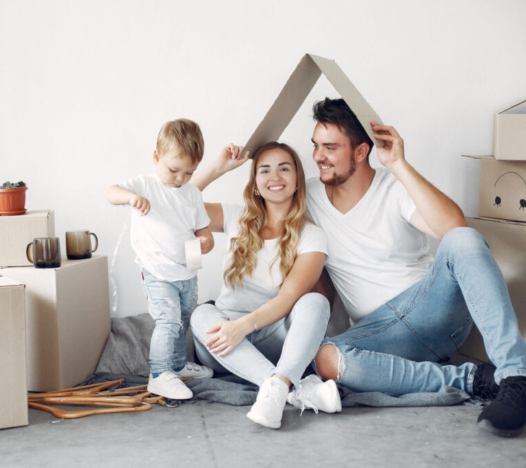 Família feliz na nova casa