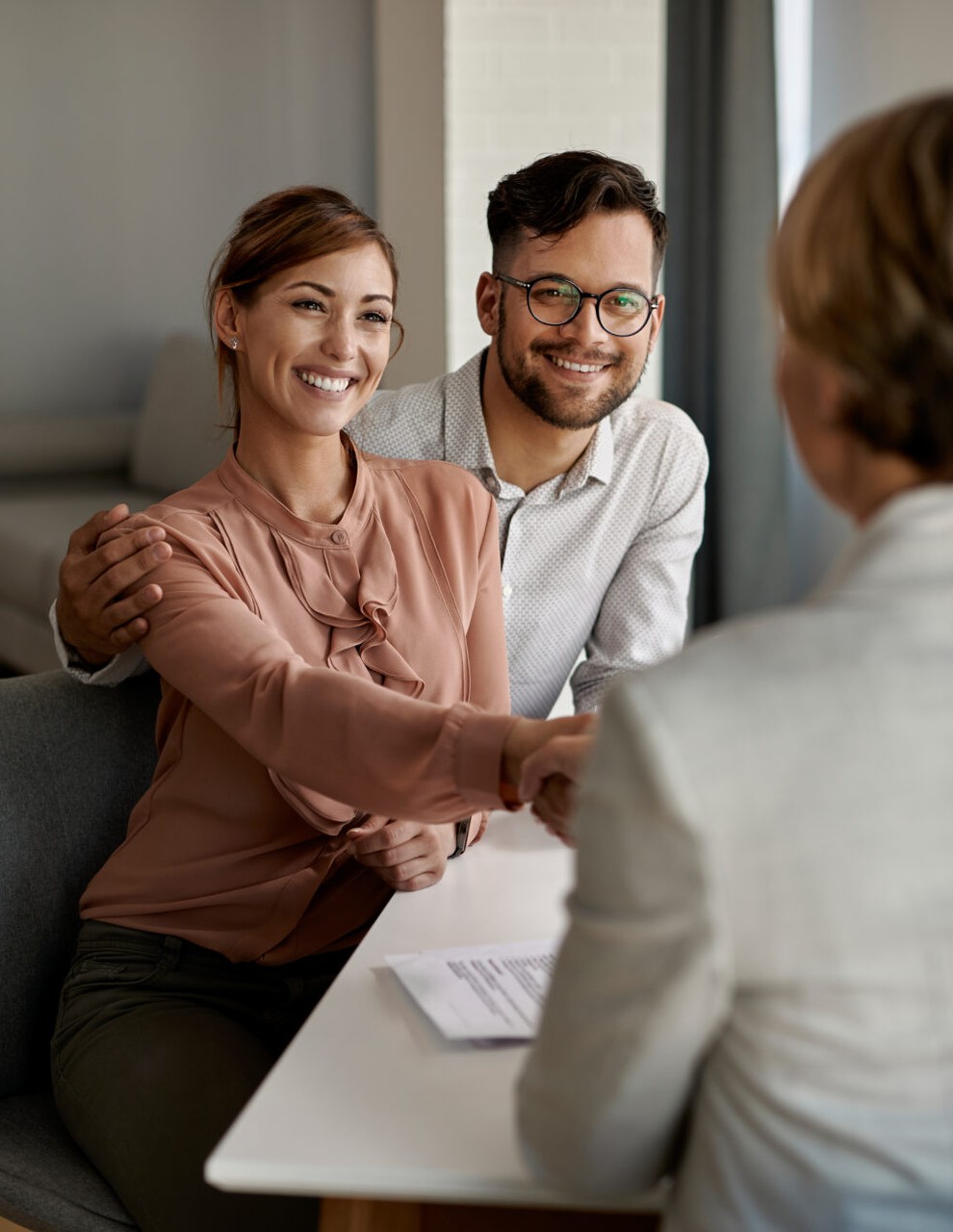 Jovem casal a planear o futuro financeiro
